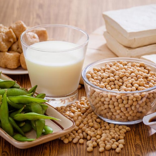 Żywność bogata w fitoestrogeny - np. mleko sojowe, tofu, produkty mleczne, orzechy mogą przyczynić się do wzrostu piersi